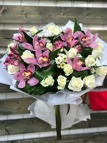 Букет цветов из: Розы и Хризантемы в Горки Ленинские