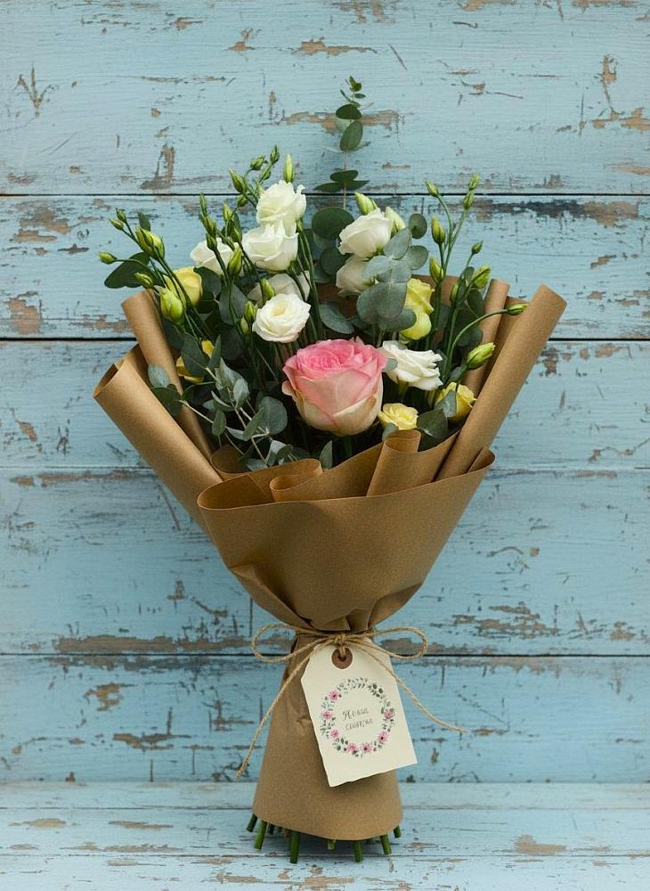 Букет цветов из: Розы и Лизиантусы в Горки Ленинские