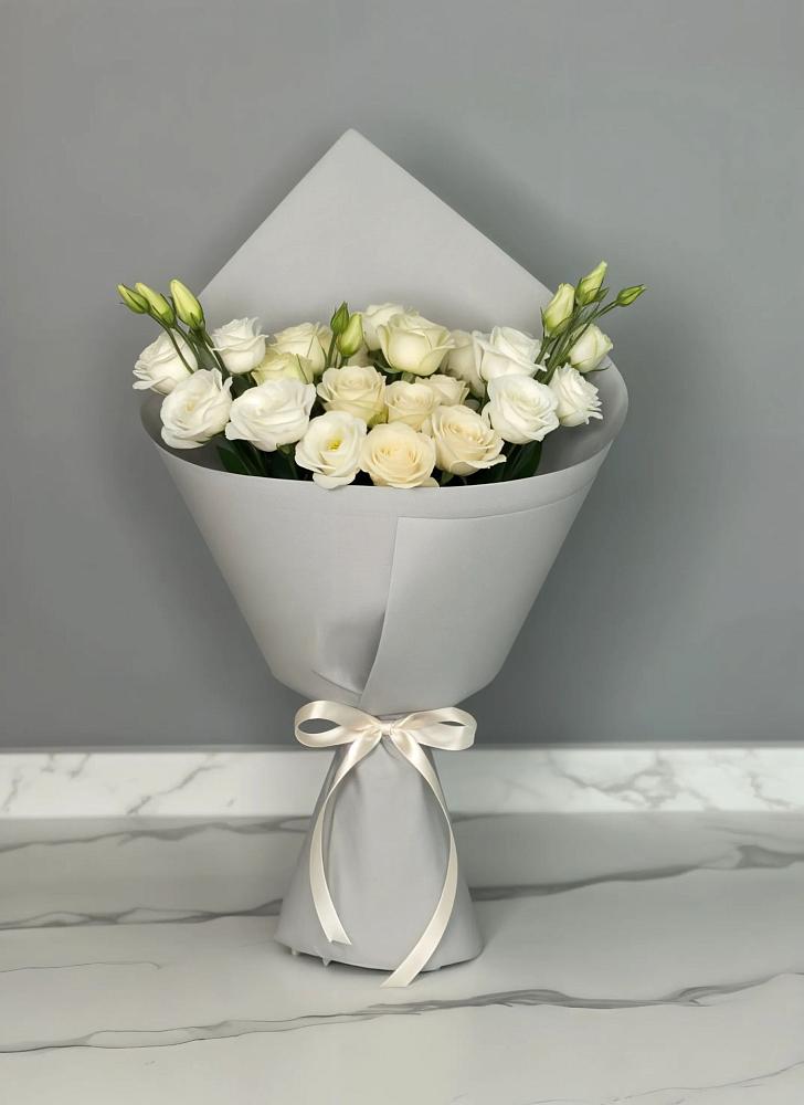 Букет цветов из: Розы и Лизиантусы в Горки Ленинские