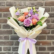 Букет цветов из:  Лизиантусы и Розы в Горки Ленинские