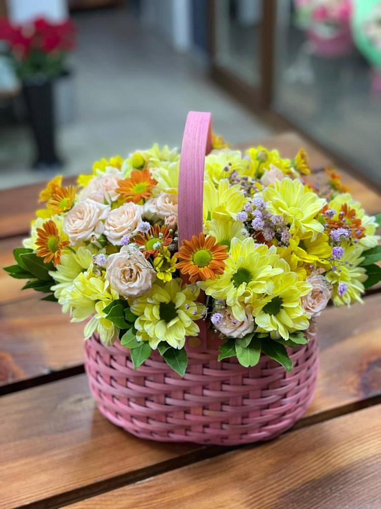 Цветочная композиция из Хризантемы и Розы в корзине в Горки Ленинские