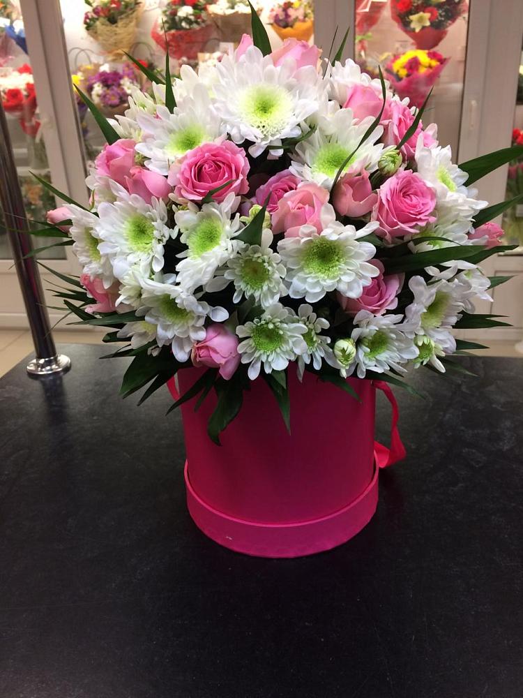 Цветочная композиция из Розы и Хризантемы в шляпной коробке в Горки Ленинские